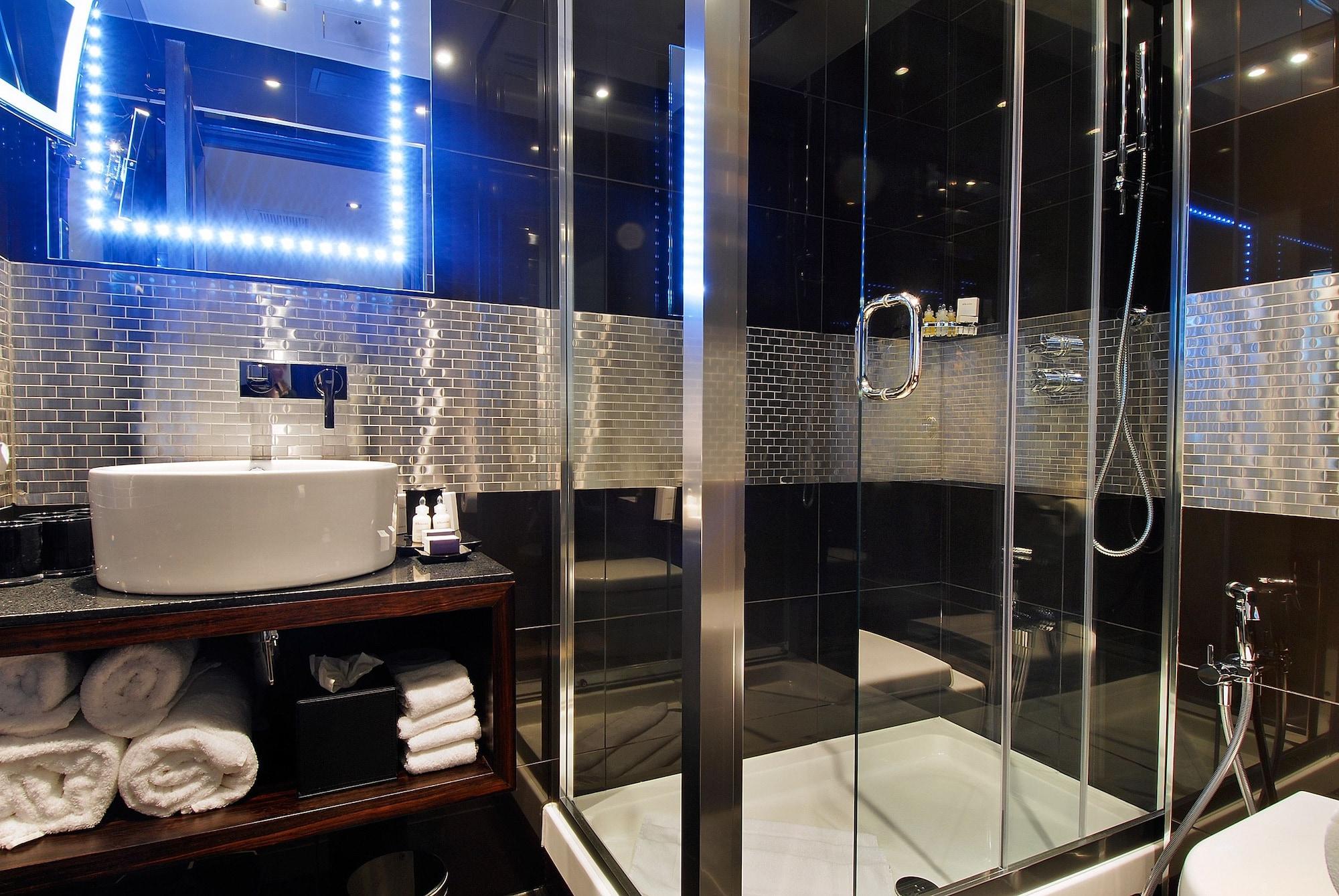 Park Grand Mayfair Λονδίνο Εξωτερικό φωτογραφία A shower cubicle