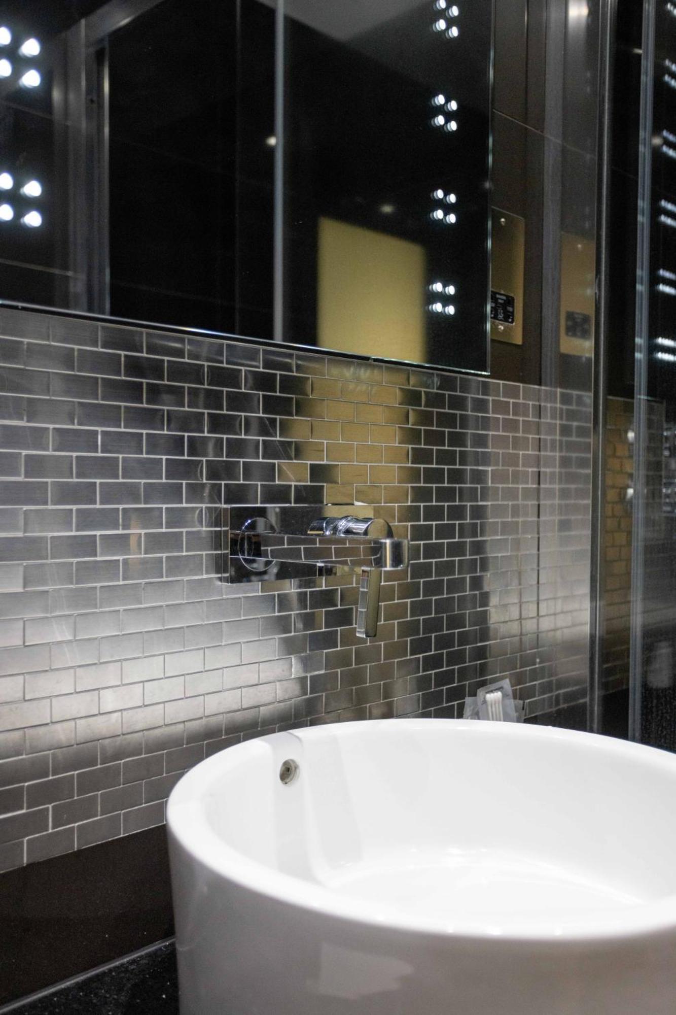 Park Grand Mayfair Λονδίνο Εξωτερικό φωτογραφία Subway tiles in a shower