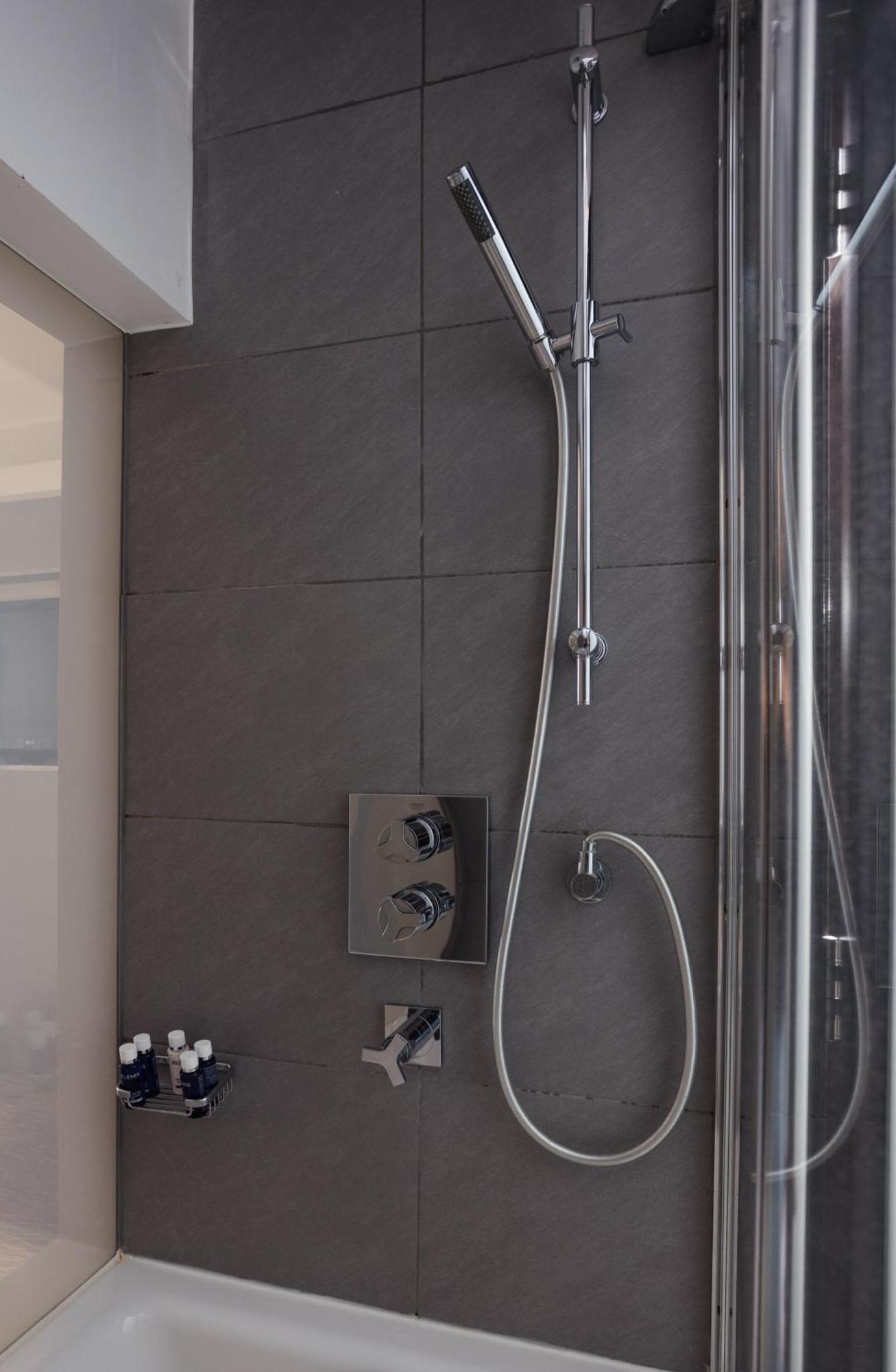 Park Grand Mayfair Λονδίνο Εξωτερικό φωτογραφία A shower valve