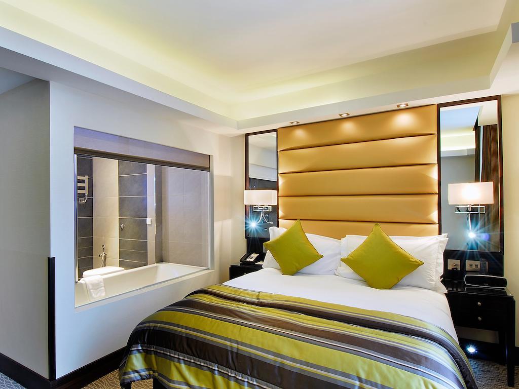 Park Grand Mayfair Λονδίνο Εξωτερικό φωτογραφία A bedroom at the Hilton London West End