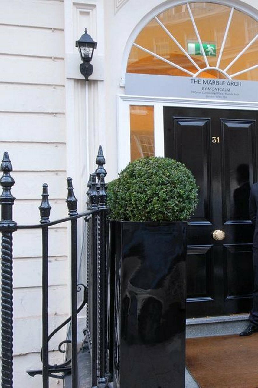 Park Grand Mayfair Λονδίνο Εξωτερικό φωτογραφία The door of 31 Savile Row, the home of the Beatles