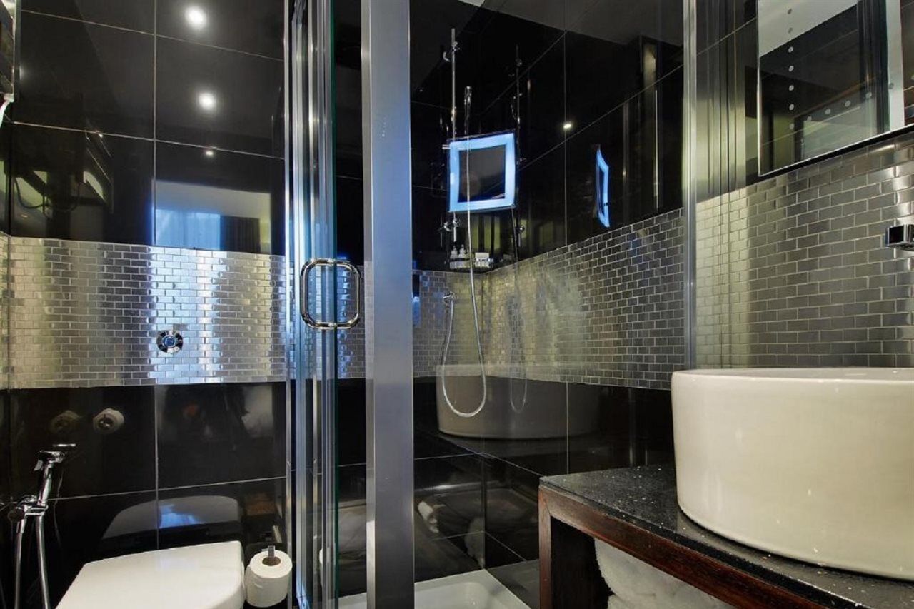 Park Grand Mayfair Λονδίνο Εξωτερικό φωτογραφία A shower enclosure